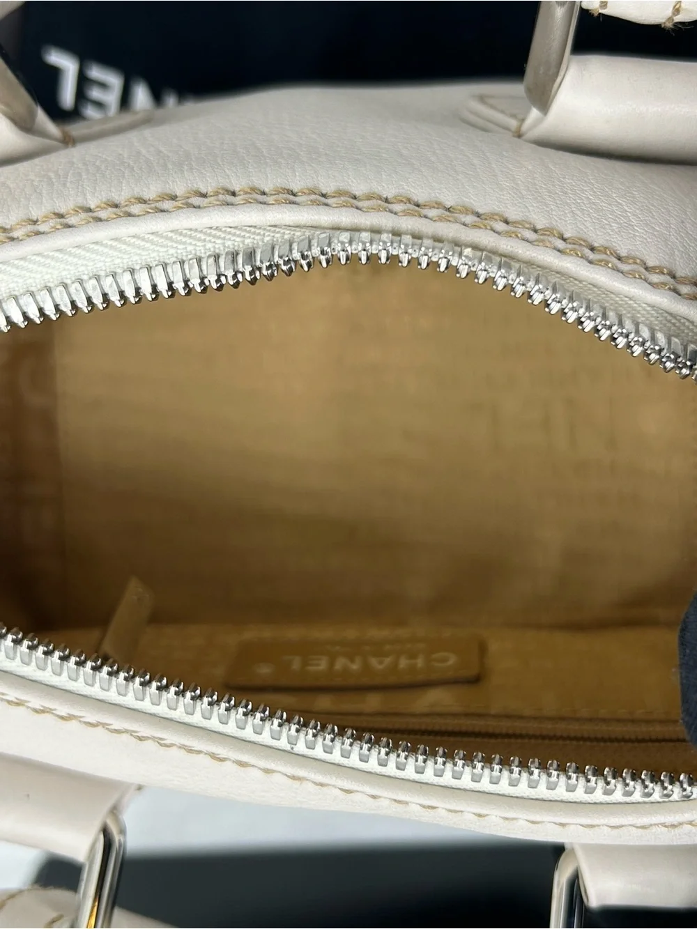 Women Chanel, LAX Cream pebbled grain leather bowler bag series 8 made in Italy
